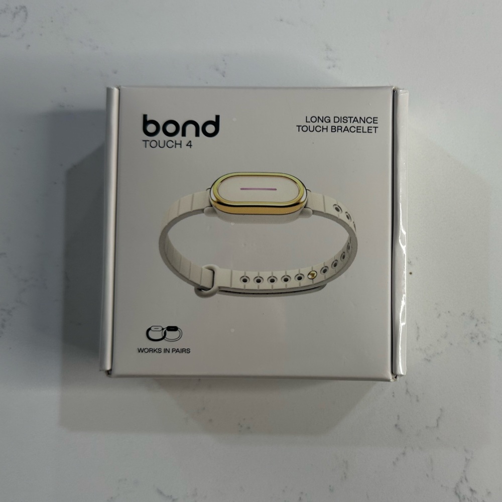 Bond Touch 4 off white bracelet